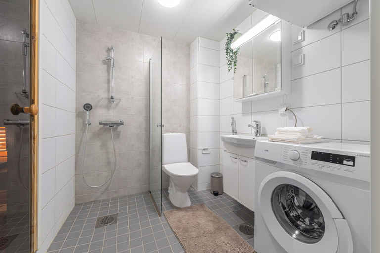 Bathroom 2, Modern Nordic 2BR Apt in Kuopio Center, North Savonia