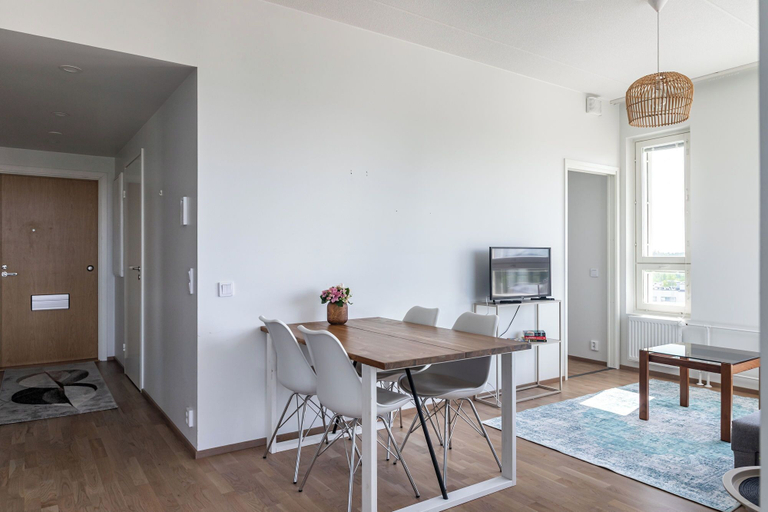 In-room dining 4, Top floor 1BR Apt with Balcony & AirCon, Päijänne Tavastia