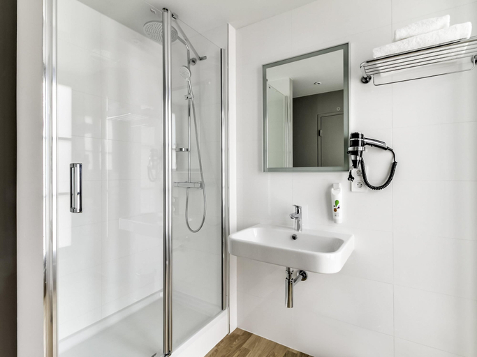 Bathroom 4, Ibis Styles Toulouse Capitole, Haute-Garonne