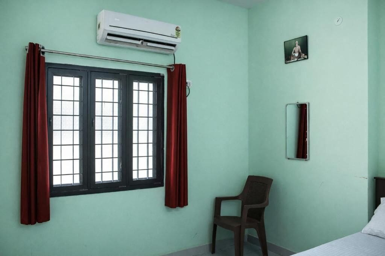 Room 4, Bhagawan Guest House, Tiruvannamalai