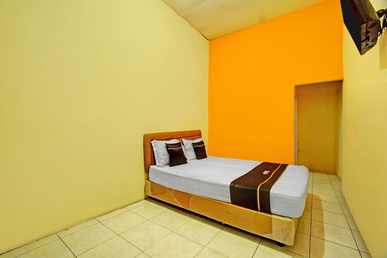 Room 4, Inviting Standard DBL Stay W/wifi Parking Access, Surabaya