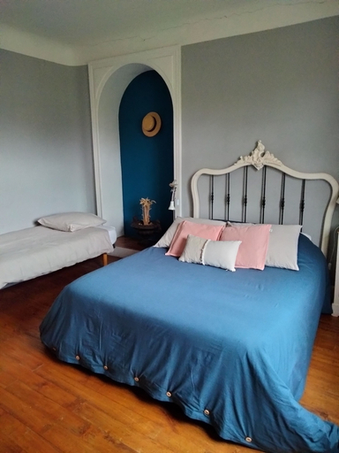 Bedroom 5, Les moulins de Clan, Vienne