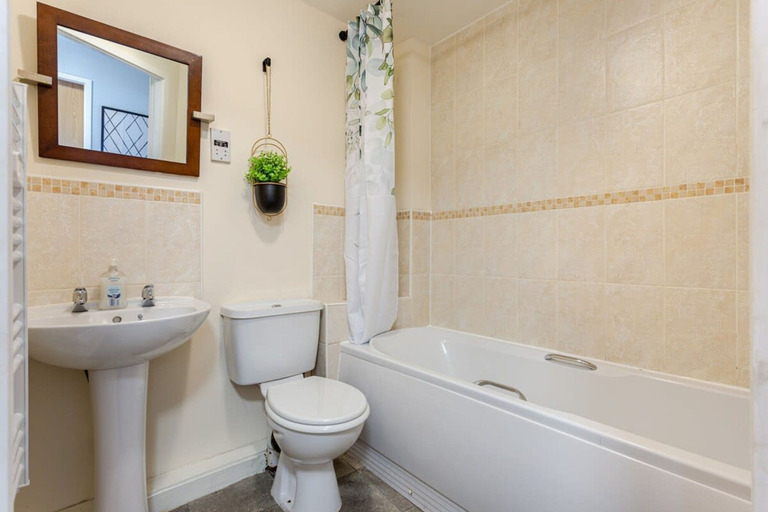 Room 3, Urban Chic 2-br Flat Trafford Centre Free Parking, Salford