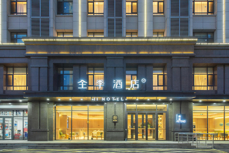 Exterior & Views