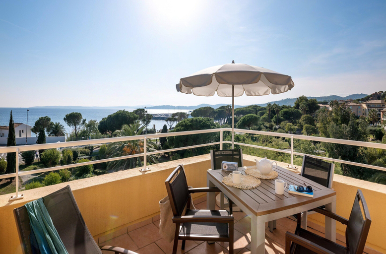 Balcony 5, Picturesque 4-person Seaside Retreat, Var