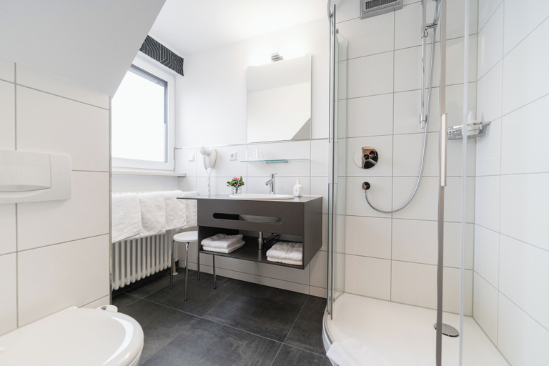 Bathroom 3, Hotel Gasthof Zum Rössle, Neu-Ulm