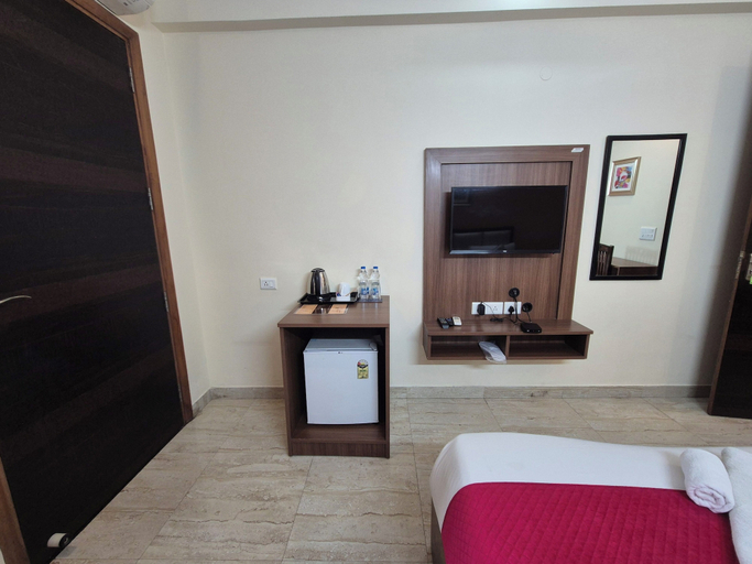 Room 2, OnlyStay Luxe House Golf Course Road, Gurgaon