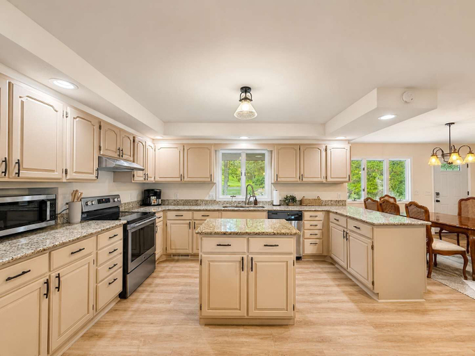 Private kitchen 3, Cliff Top Retreat - Spacious, Camden