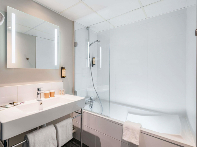 Bathroom 5, Mercure Paris Montparnasse Pasteur, Paris
