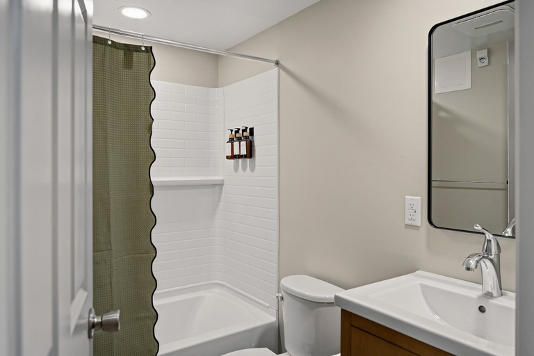 Bathroom, Sullivan Trail Inn and Suites, Monroe
