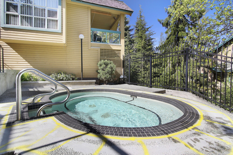 Outdoor spa tub 3, Snowbird by Whiski Jack, Squamish-Lillooet