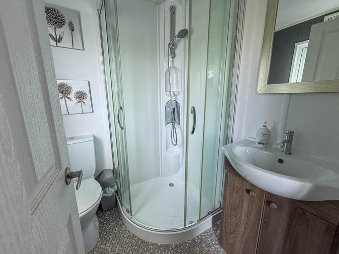 Bathroom, Stunning 4 Berth Lodge With Decking At Manor Park In Hunstanton Ref 23173K, Cambridgeshire