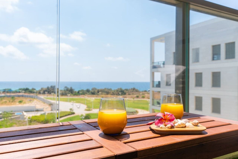 Food & Drinks 5, Vibrant Seaside Stay with Balcony by Sea N' Rent
