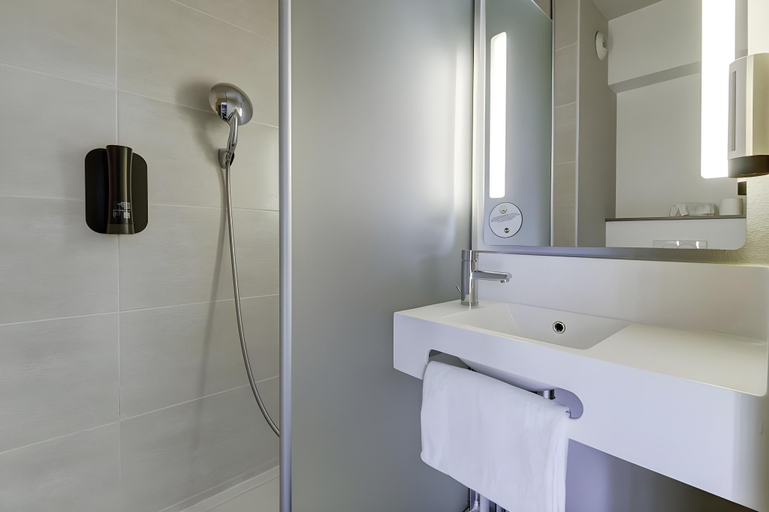 Bathroom 4, B&B HOTEL Marseille Prado Vélodrome, Bouches-du-Rhône