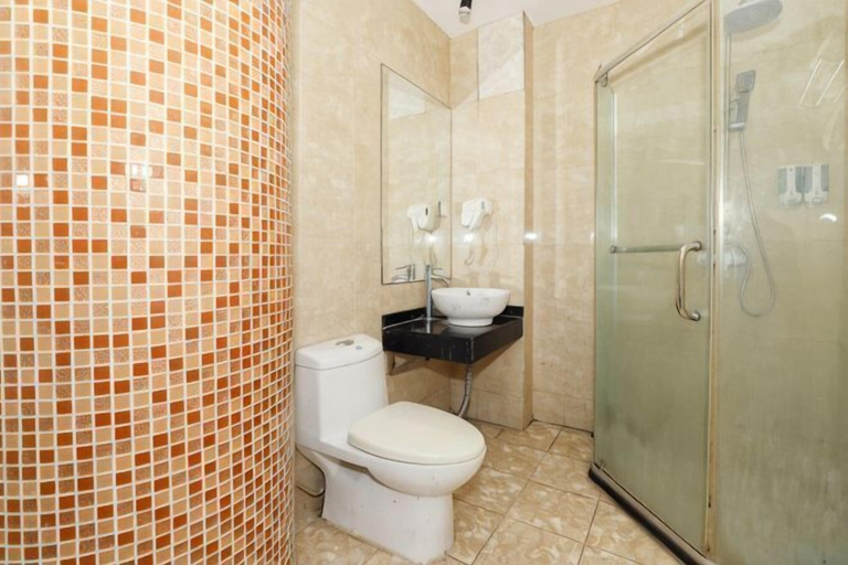 Bathroom 3, Yiyezhou Business Chain Hotel, Changzhou