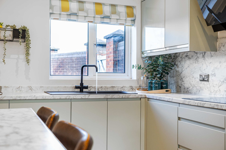 Room 2, 2 Free Park Space The Quays- Sleeps 8 2 Ensuites, Manchester
