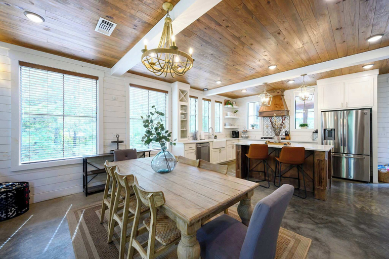Dining, Sugarberry Farm Farmhouse! Firepit, Porch Swing, McCurtain