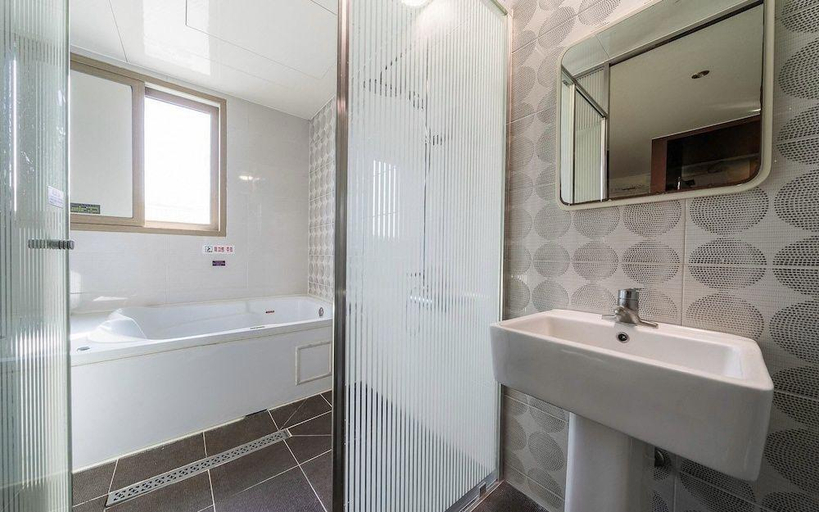 Bathroom, Jinju M Hotel, Jinju