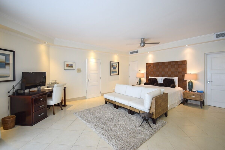 Room 2, Palm Beach 610 1 Apts