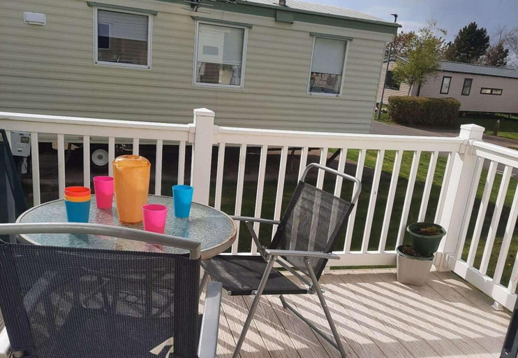 Outdoor dining 2, Tranquil Caravan Retreat in Ayrshire, South Ayrshire
