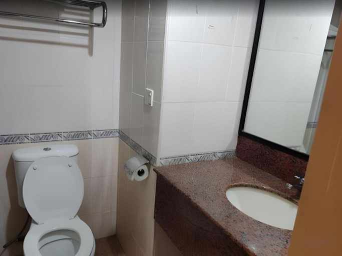 Bathroom 3, Li Hua Hotel Bintulu, Bintulu