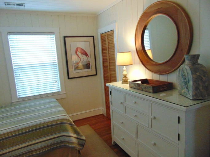 Room 3, Coast 'n Along 3 Bedroom Home by RedAwning, Brunswick