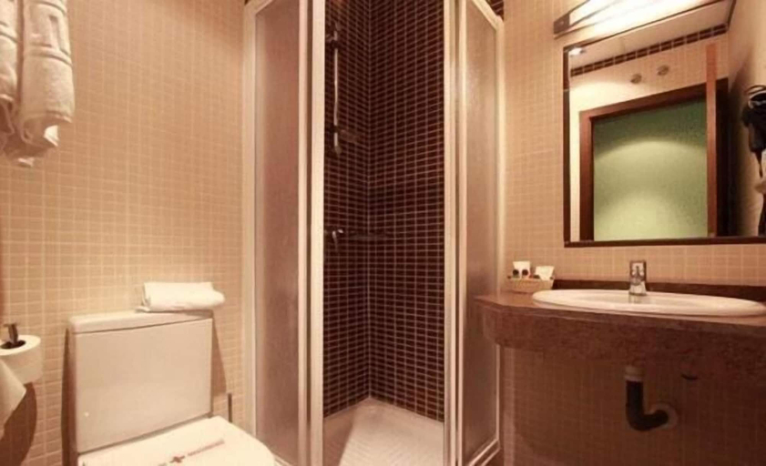 Bathroom 4, Hostal Avenida Barajas, Madrid