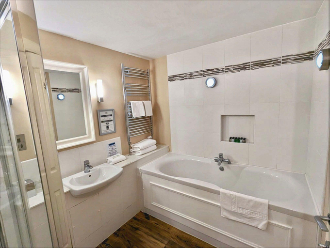 Bathroom 3, Hollytree Hotel and Swimming Pool, Highland