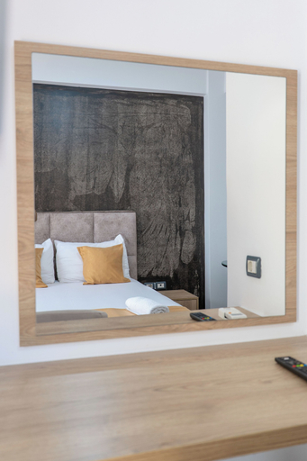 Room 4, Grace Corner, Sarandës