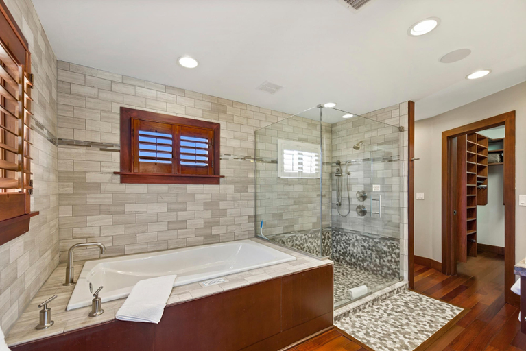 Bathroom 4, Beachfront Palace, Lee