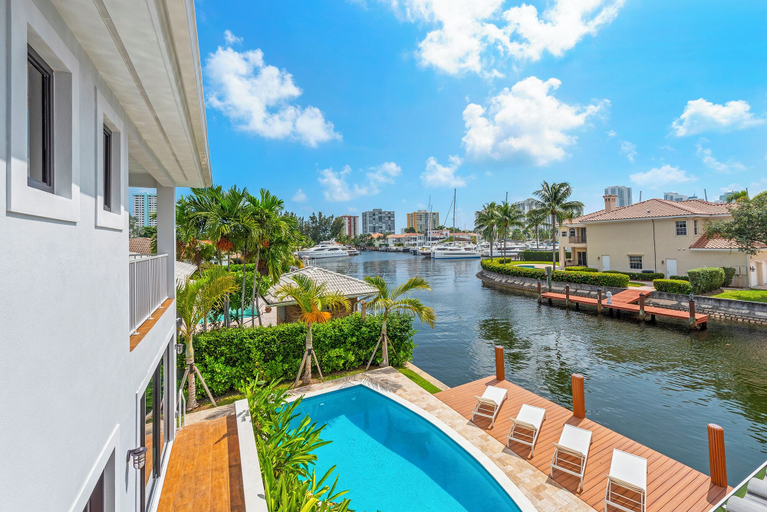 Exterior 3, Villa Costa, Broward