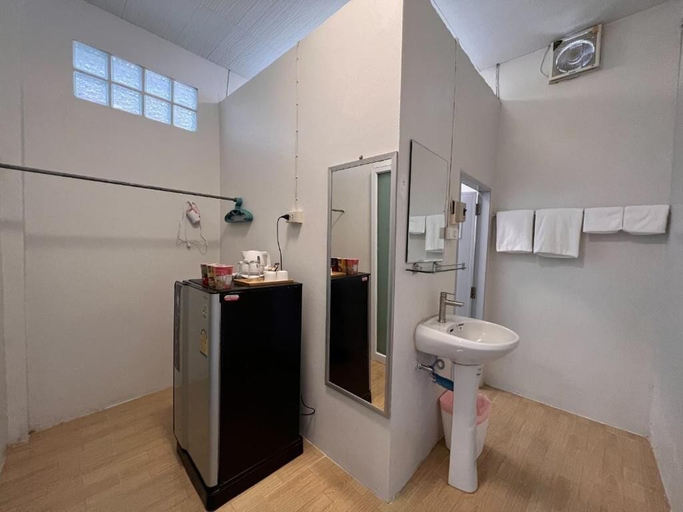 Bathroom 3, Naisang Hostel, Muang Chumphon