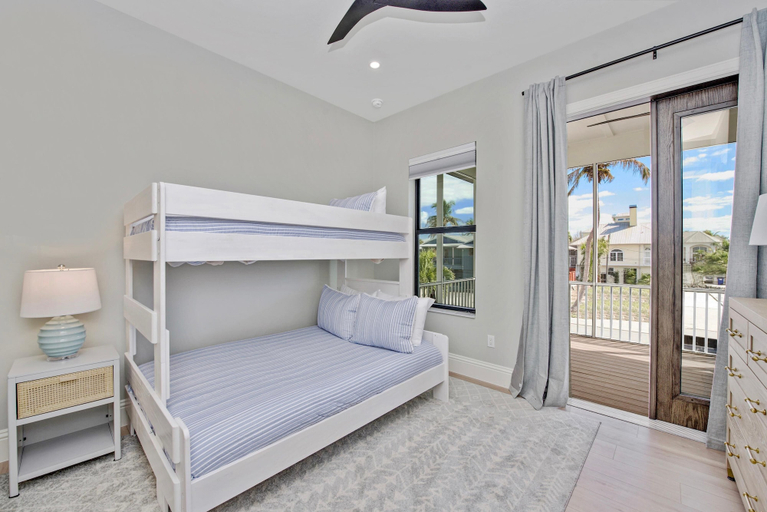 Bedroom 3, Funky Conch, Lee