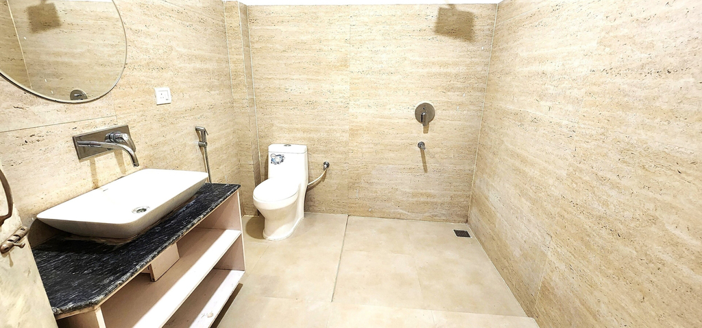 Bathroom 5, Gupta Inn by Roadrolls, Varanasi