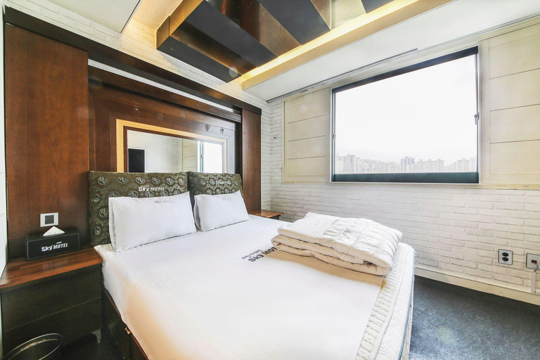Bedroom 1, Hwamyeong Sky Hotel, Gimhae