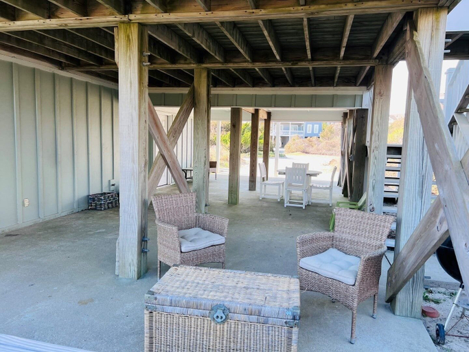 Outdoor dining 4, Dune Escape 5 Bedroom Home by RedAwning, Brunswick