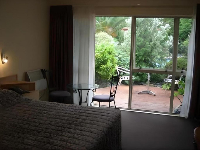 Others 5, AK West Motel, Waitakere