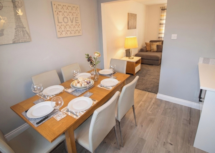 Dining 3, 3 Bed House - Sleeps 6 - Parking - Pets - Garden, Gateshead