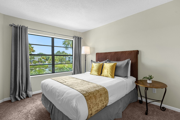 Room 5, Upstay Condo Near MCO Airport w Golf Pool, Orange