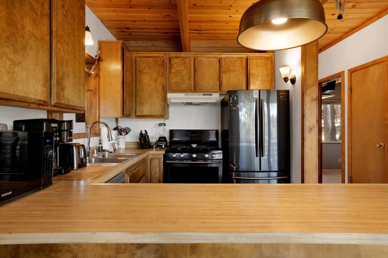 Private kitchen 4, Resting Falcon#2661, San Bernardino