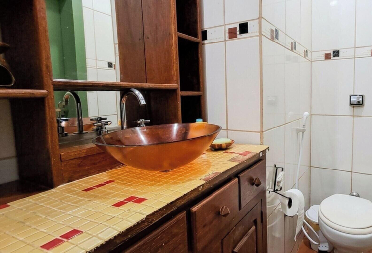 Bathroom 3, Refúgio Bichinho, Prados