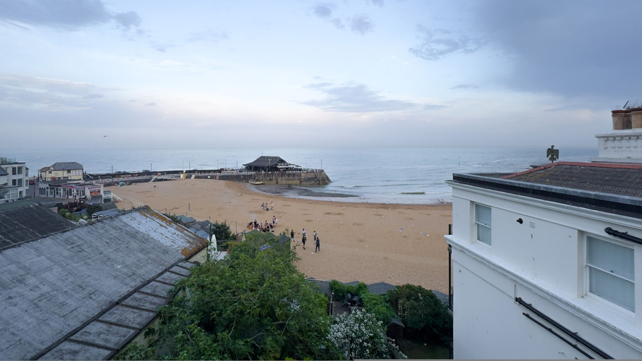 Room 5, Cosy 2 Bed Viking Bay Cottage, Kent