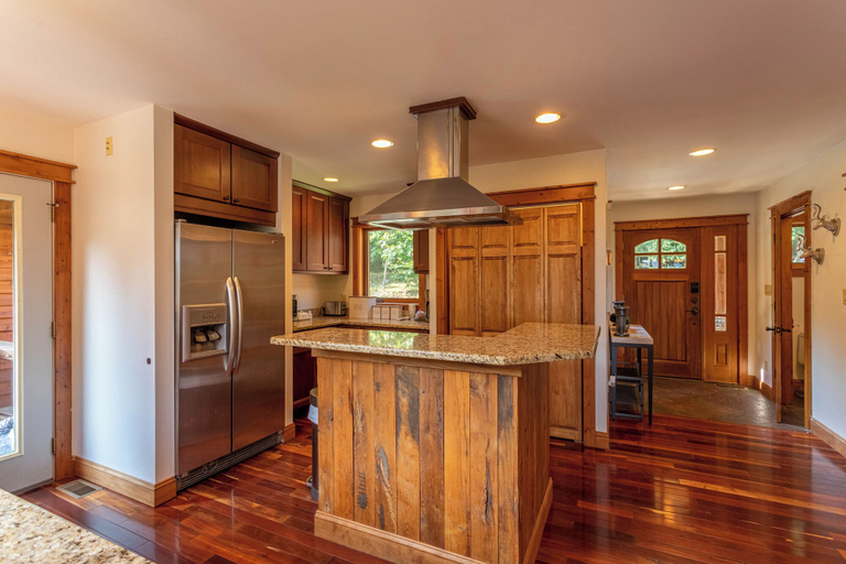 Interior 4, Shady Pines, Avery