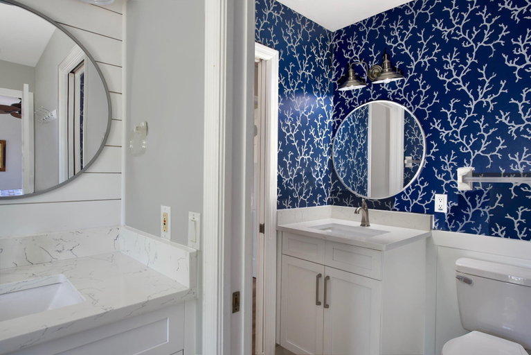 Bathroom 4, Hidden Treasure, Lee
