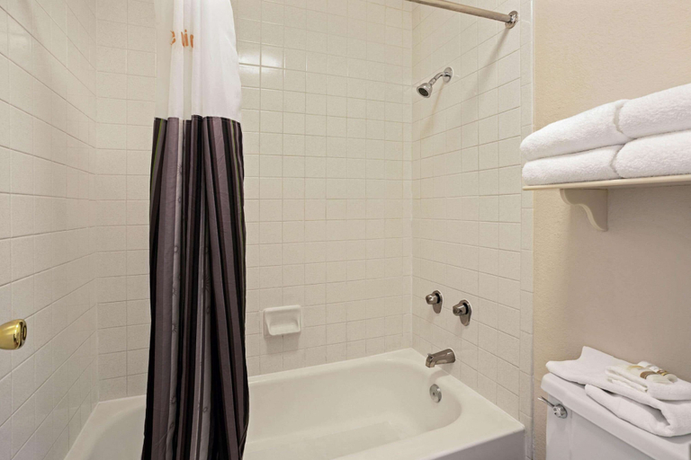 Bathroom 4, Travelodge by Wyndham Golden/Denver, Jefferson