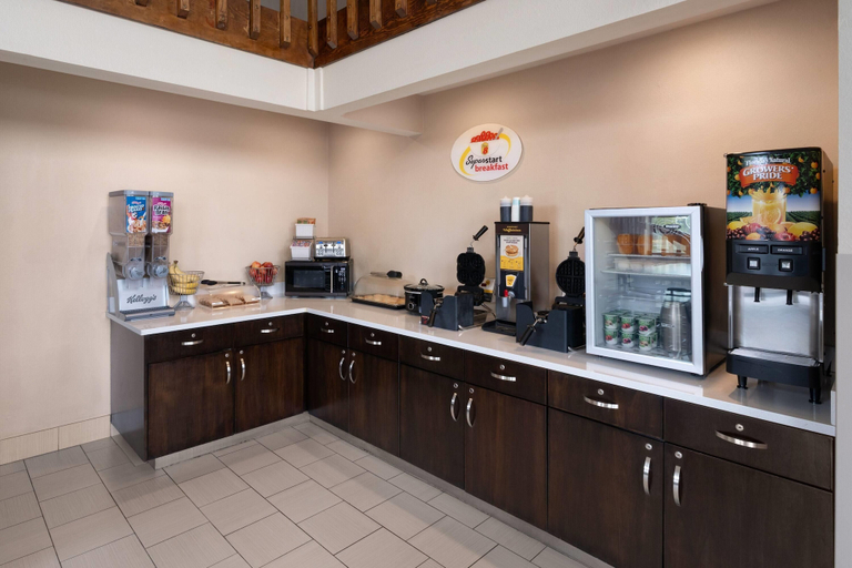 Food & Drinks 5, Super 8 by Wyndham Longmont/Twin Peaks, Boulder