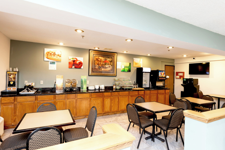 Food & Drinks 5, Quality Inn & Suites Marinette, Marinette