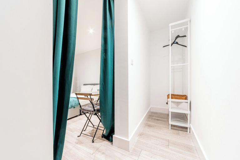 Room 2, Central - Stay 2 - Paid Parking - Near Transport, Kent