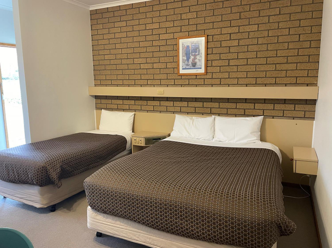 Bedroom 2, Ambassador Motor Inn, Ballarat  - Inner North