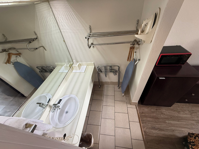 Bathroom 4, Southern Inn, Coffee